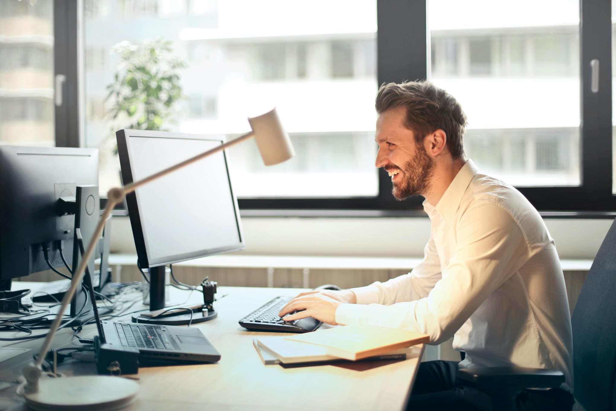 Mitarbeiter eines Fachbetriebs am Bildschirm