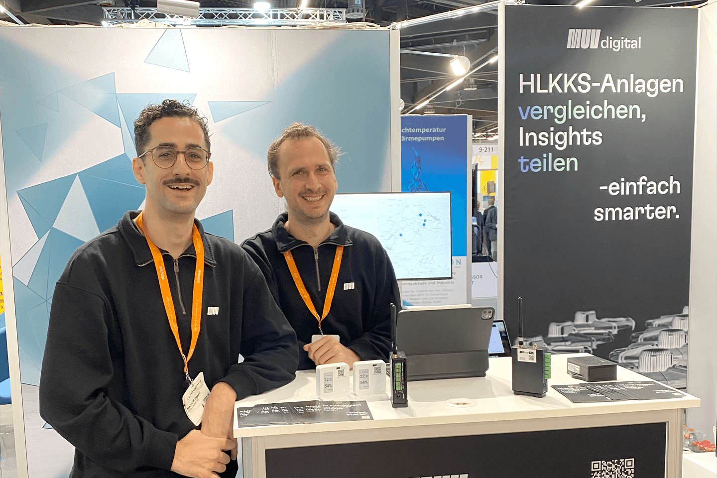 Gründer Marco und Timo am MUV Digital Messestand