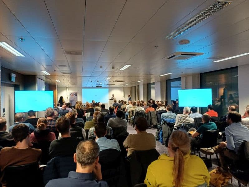 Timo präsentiert vor den vielen Teilnehmern